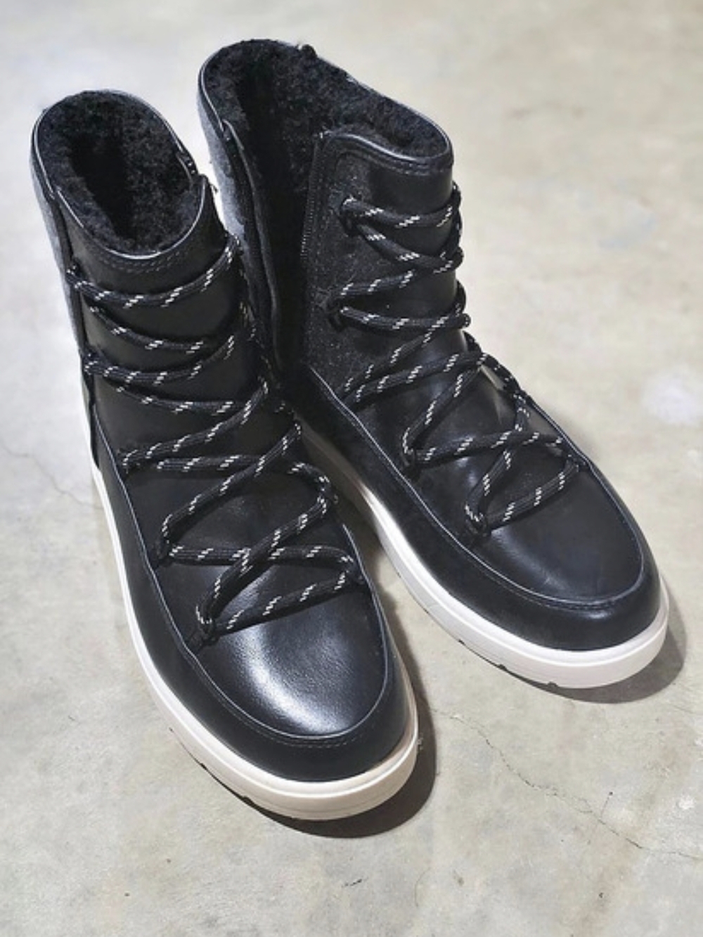 Universal Thread High Top Sneakers in Black & White US 8 NWT